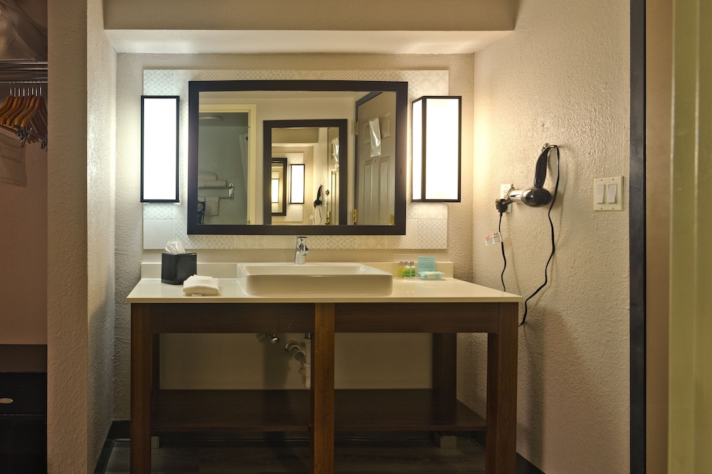 The Palms Inn & Suites 42/45