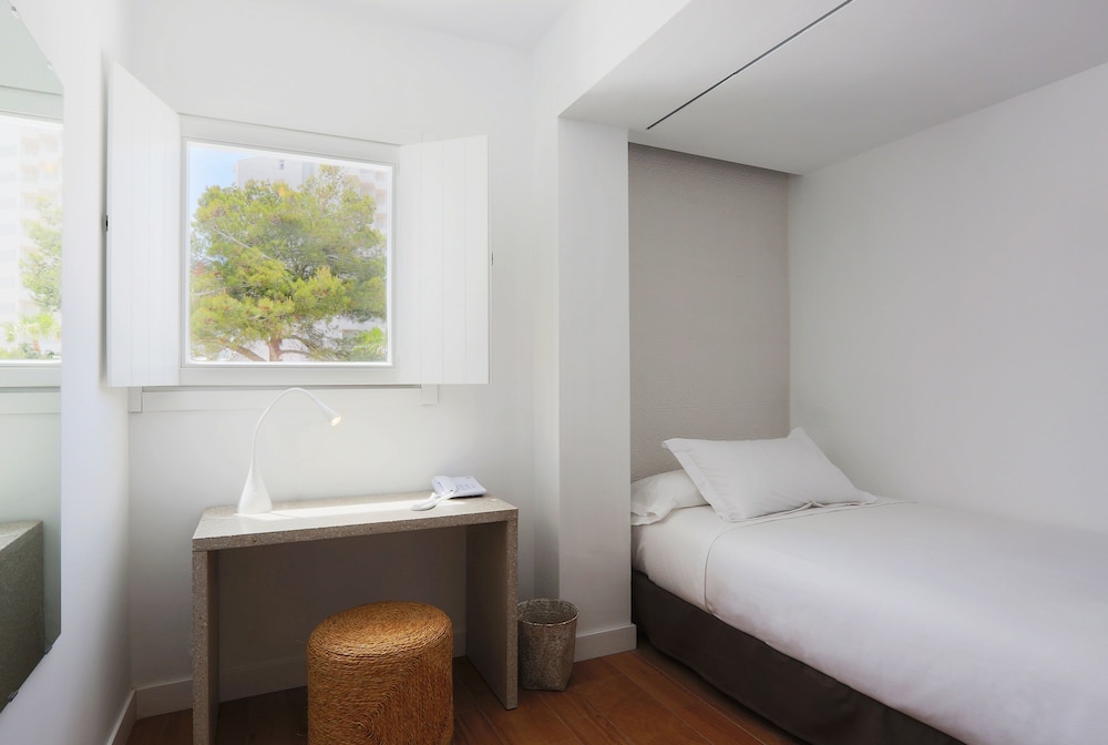 ROOM, SINGLE