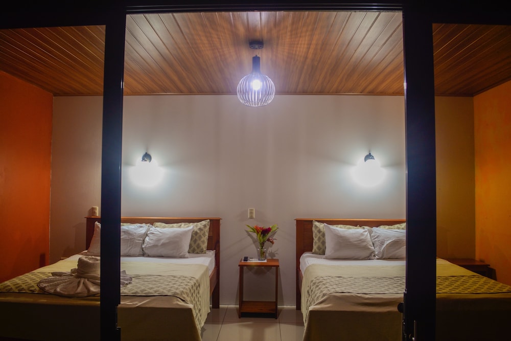 Hotel Miradas Arenal 75/96