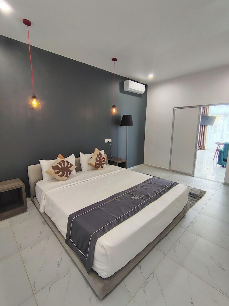 Deluxe, Queen Bed, Sea View, with Fan
