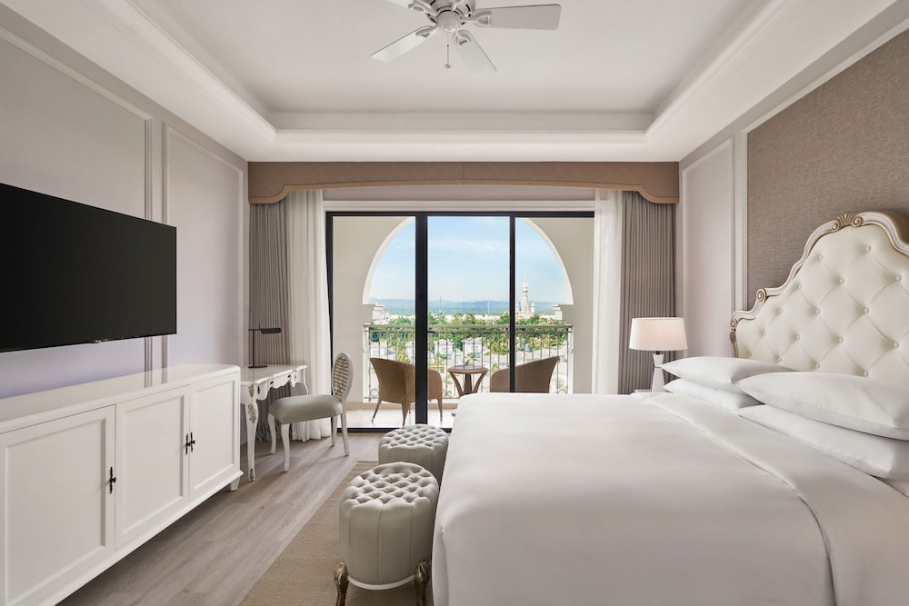 1 Bedroom, Senior, Suite, King Bed, Garden View