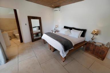 Bungalow, Queen Bed, with Pool, Smoking