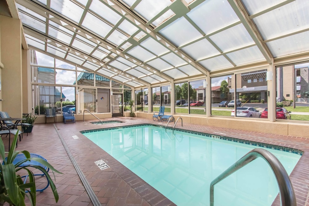 Econo Lodge Inn and Suites Joplin MO 4/42