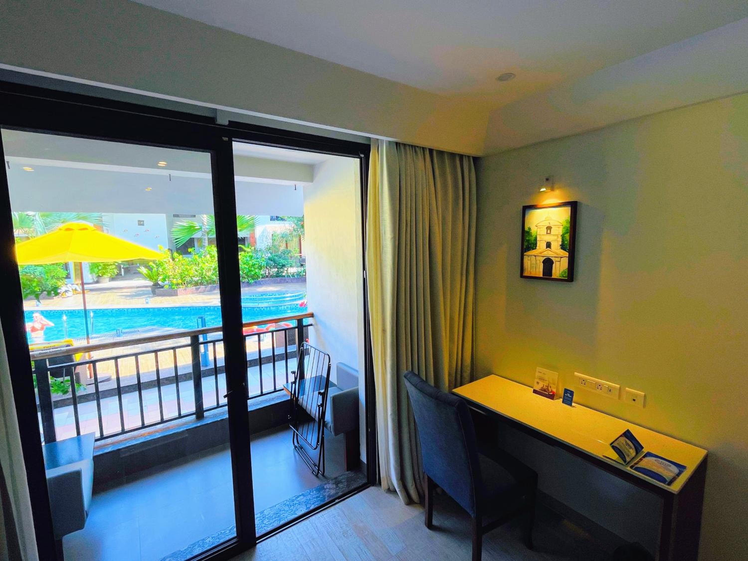 غرفة بسرير مزدوج بإطلالة على المسبح بشرفة، Sobit Sarovar Portico Goa 3/10