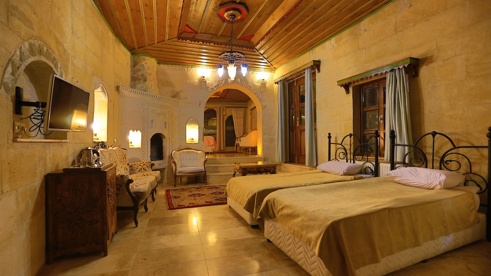 Holiday Cave Hotel 28/81