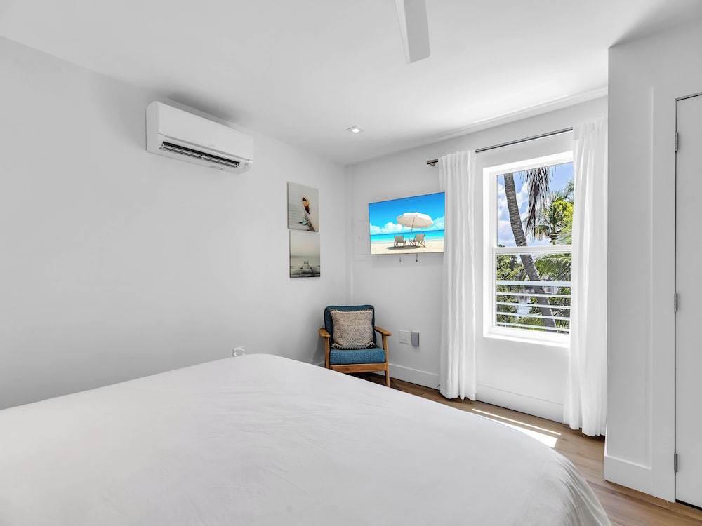 1 Bedroom, Suite, Futon Bed, King Bed, Canal View, Main Building