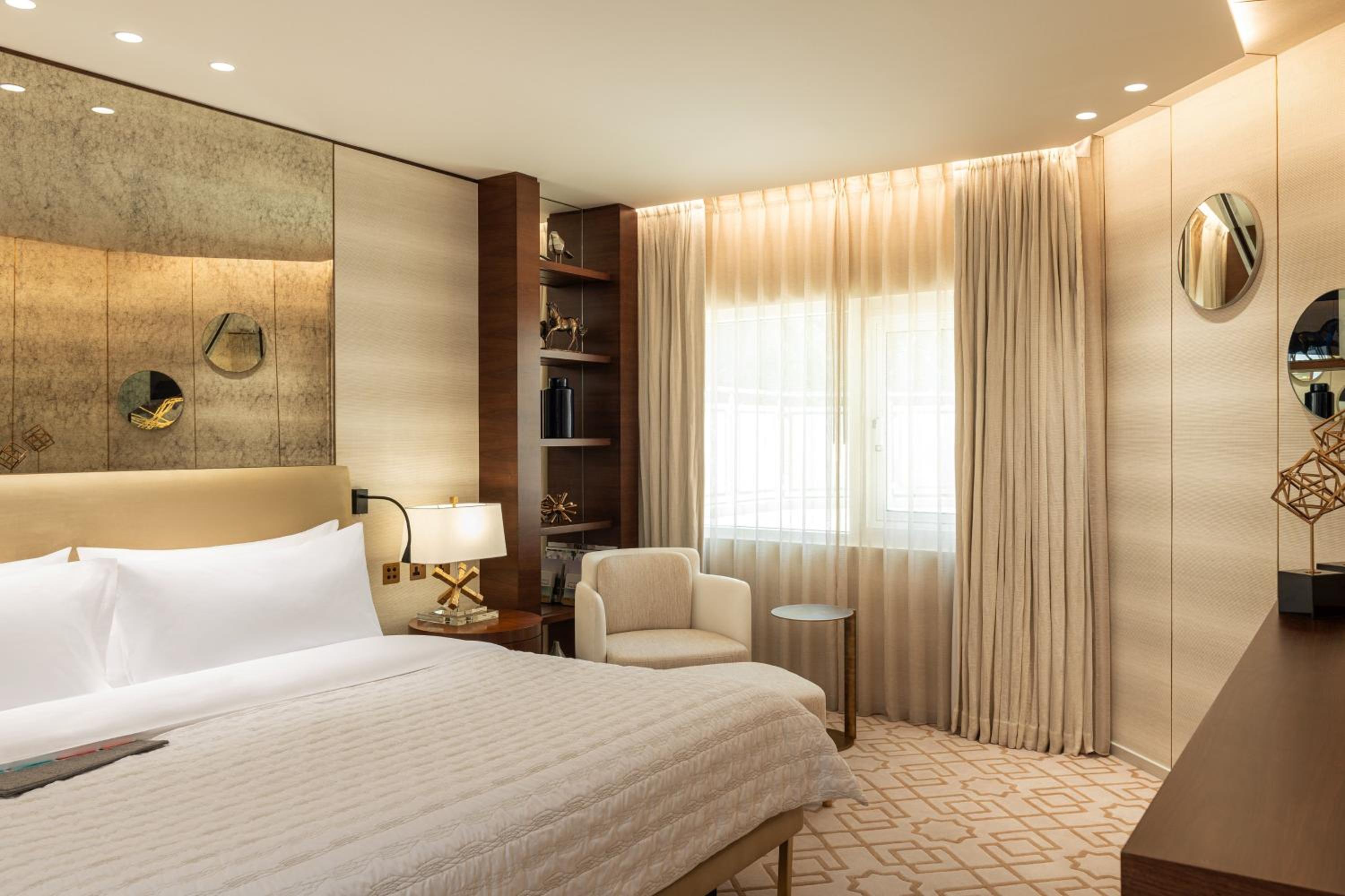 جناح بريميوم تنفيذي كبير بسريرين منفصلين بإطلالة على الحديقة مع دخول الصالة، Le Meridien Dubai Hotel and Conference Centre 7/10
