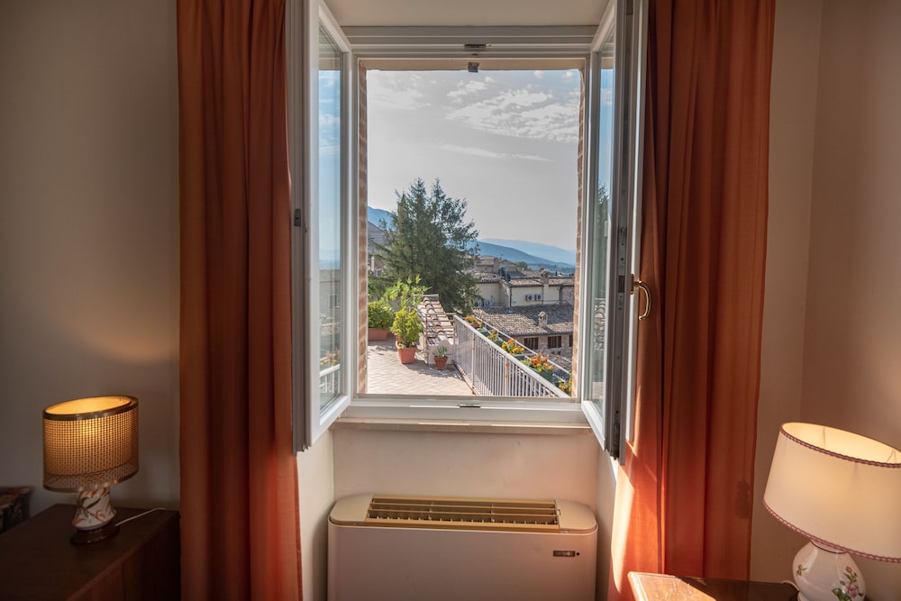 Hotel Umbra 50/50
