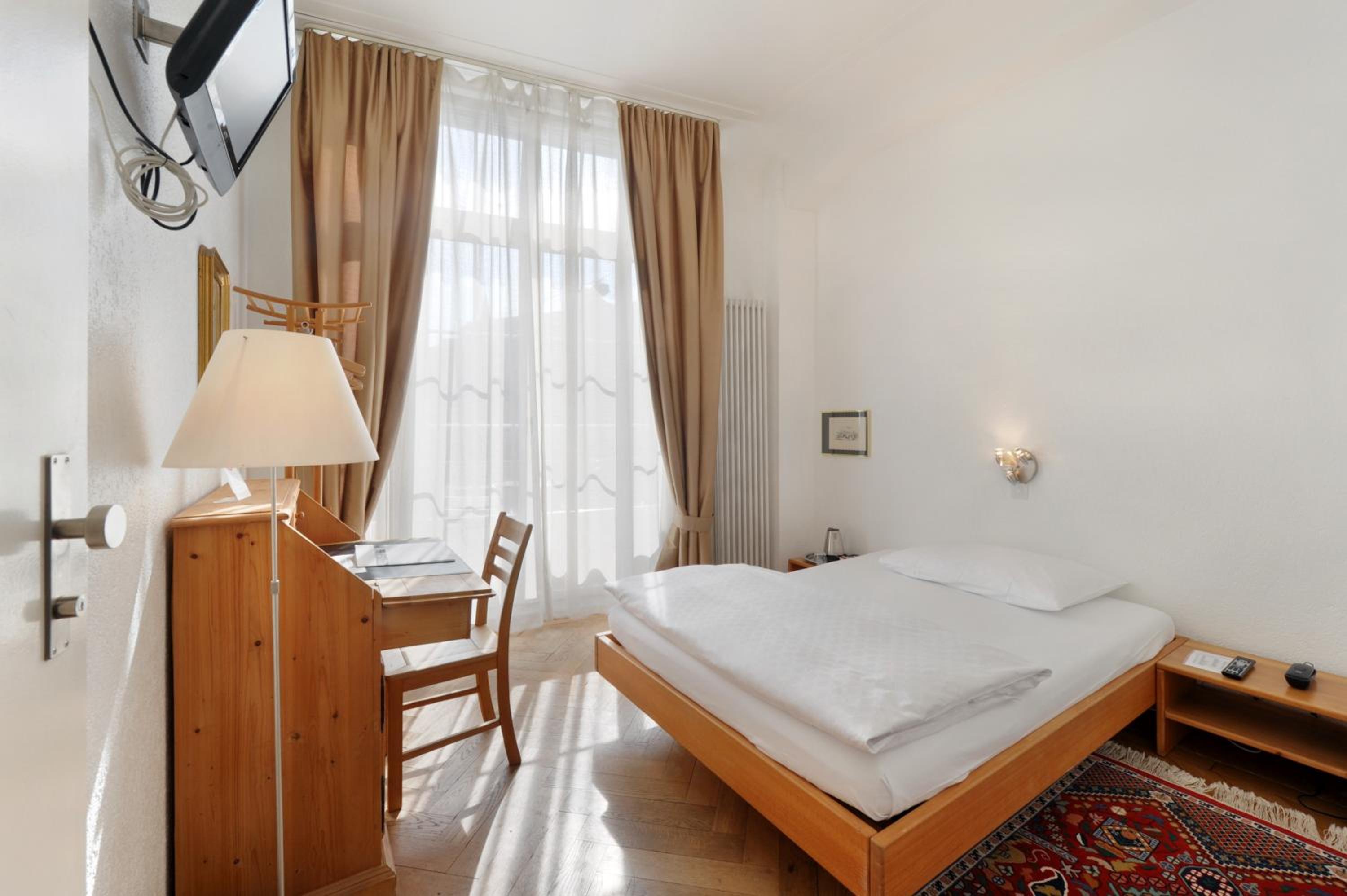 ROOM, SINGLE
