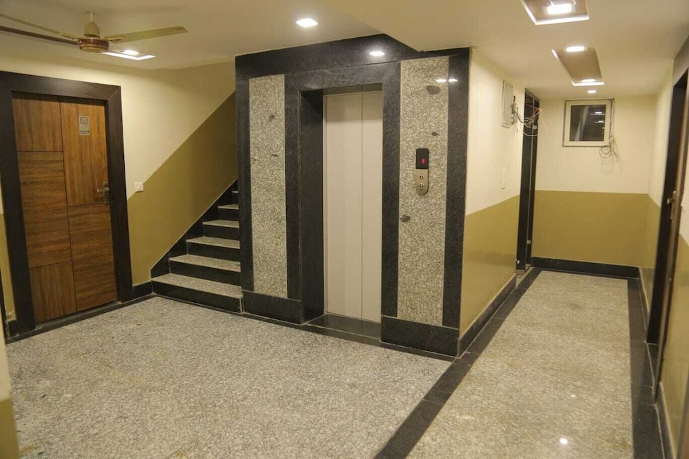 Oyo 11840 Hotel Venus 18/23