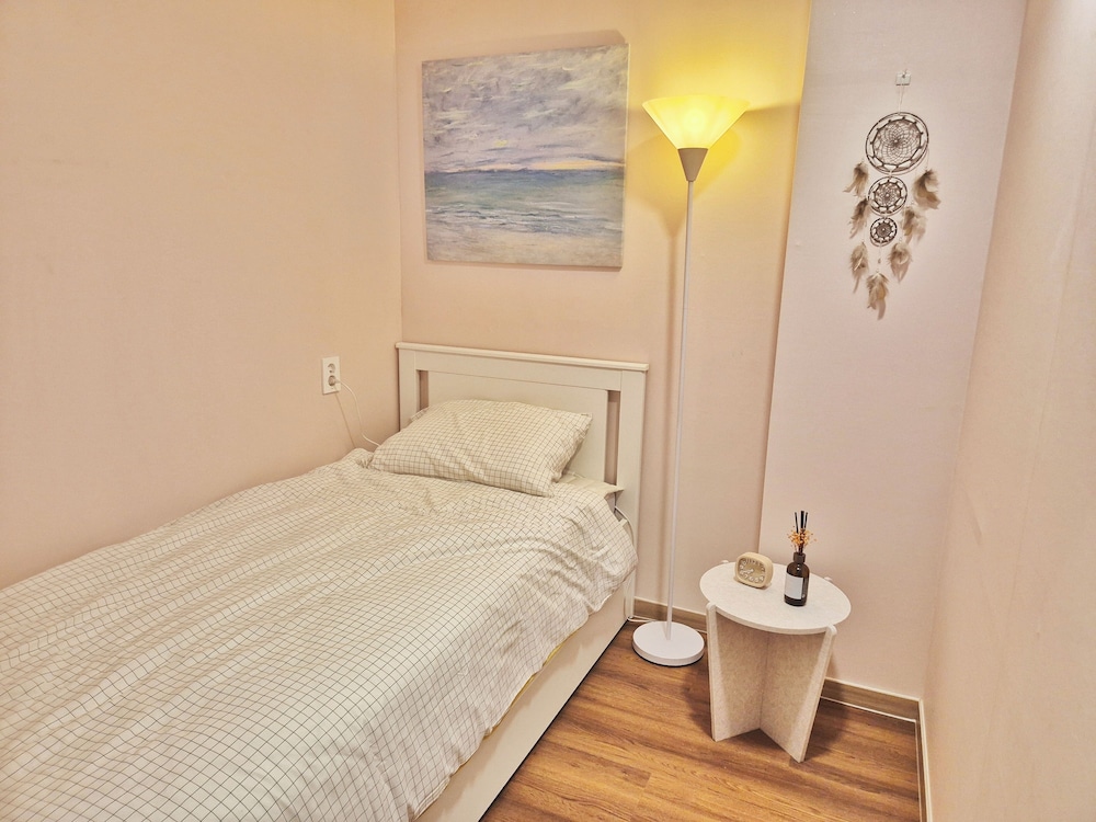 ROOM, SINGLE
