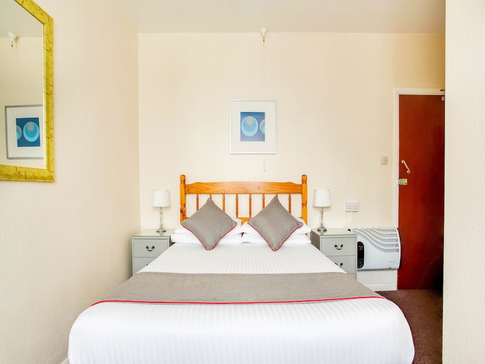 Oyo Godolphin Arms Hotel 12/67