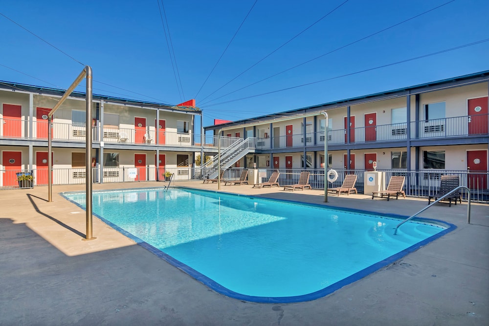 Sea And Breeze Hotel And Condo 1/49