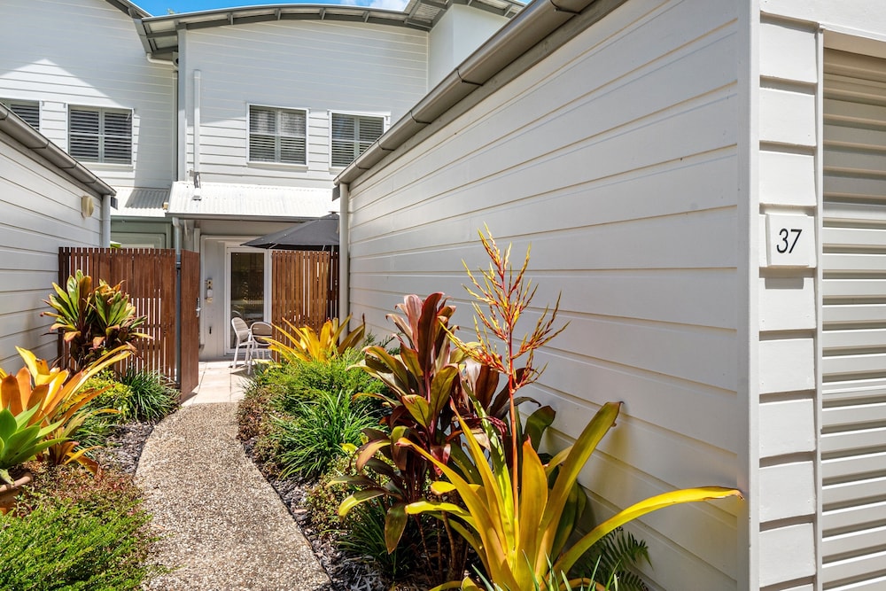 NOOSA ENTRANCE WATERFRONT RESORT 3/80
