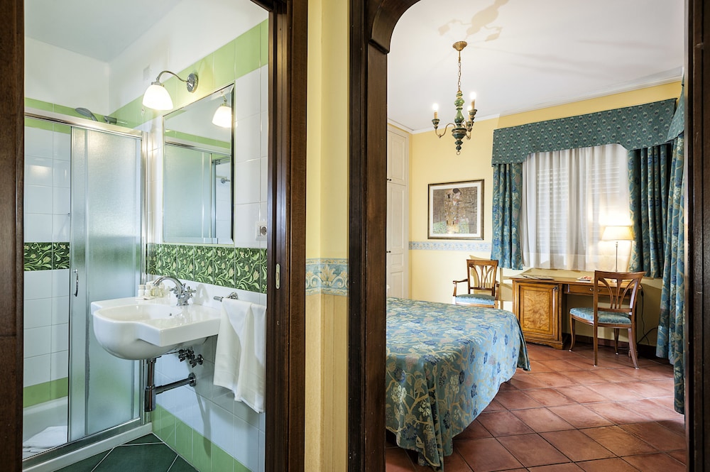 Hotel Sirius 11/74
