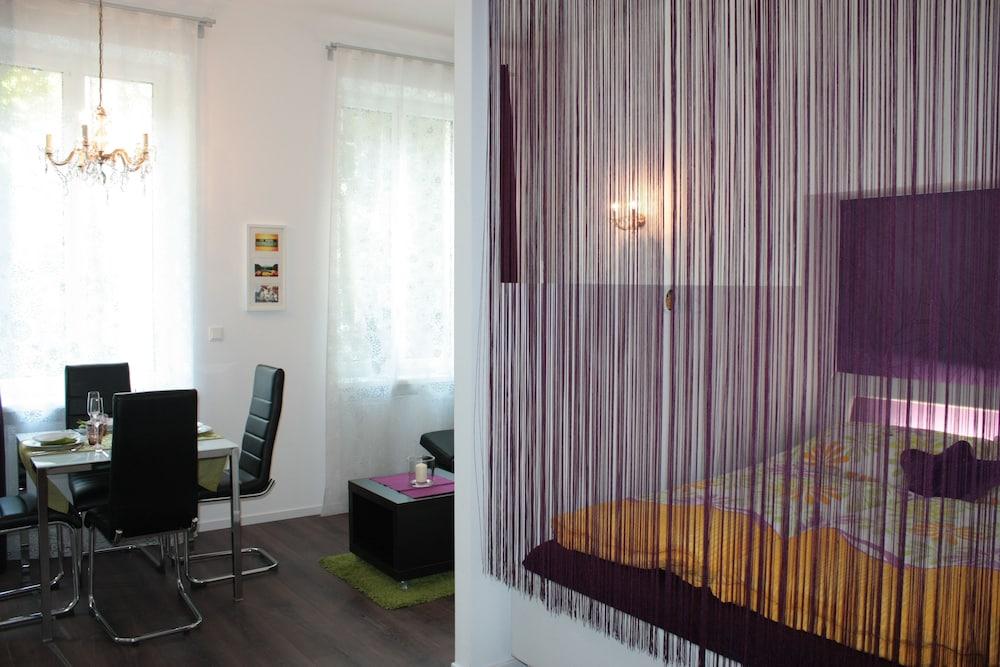 GoVienna Small Modern Apartment 11/22