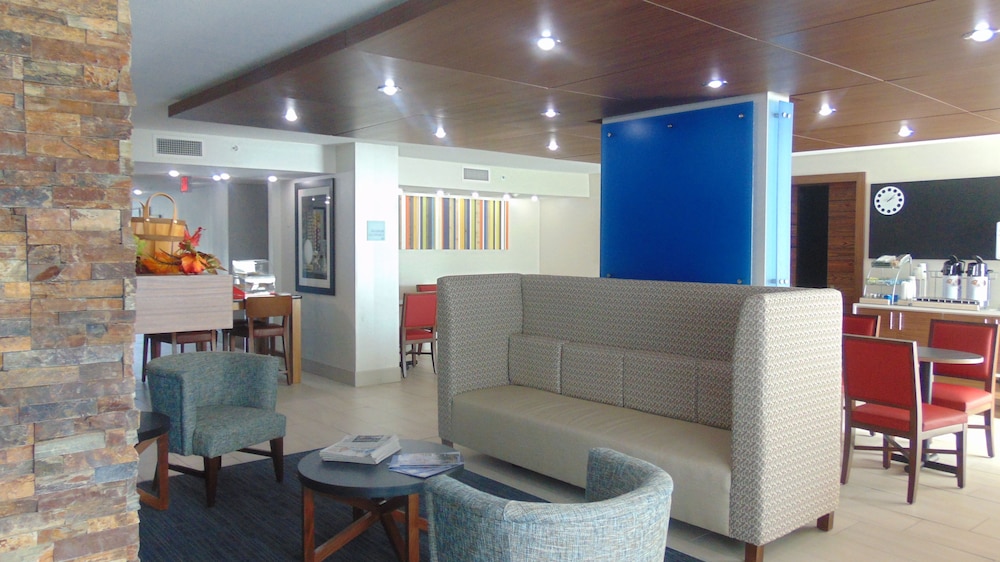 Holiday Inn Express Suites Wapakoneta 13/57