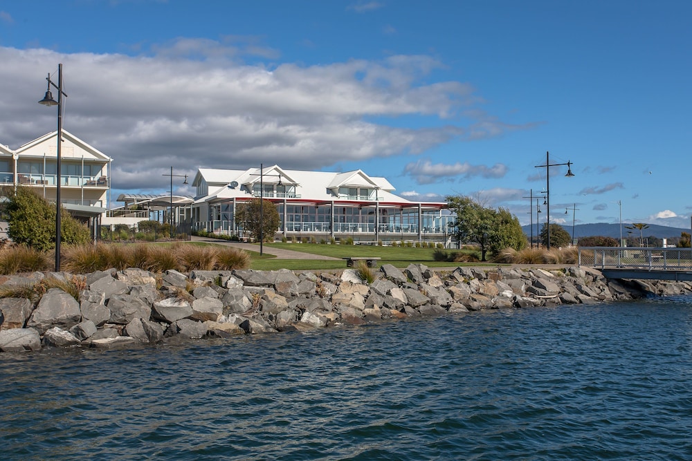 York Cove Hotel 51/59