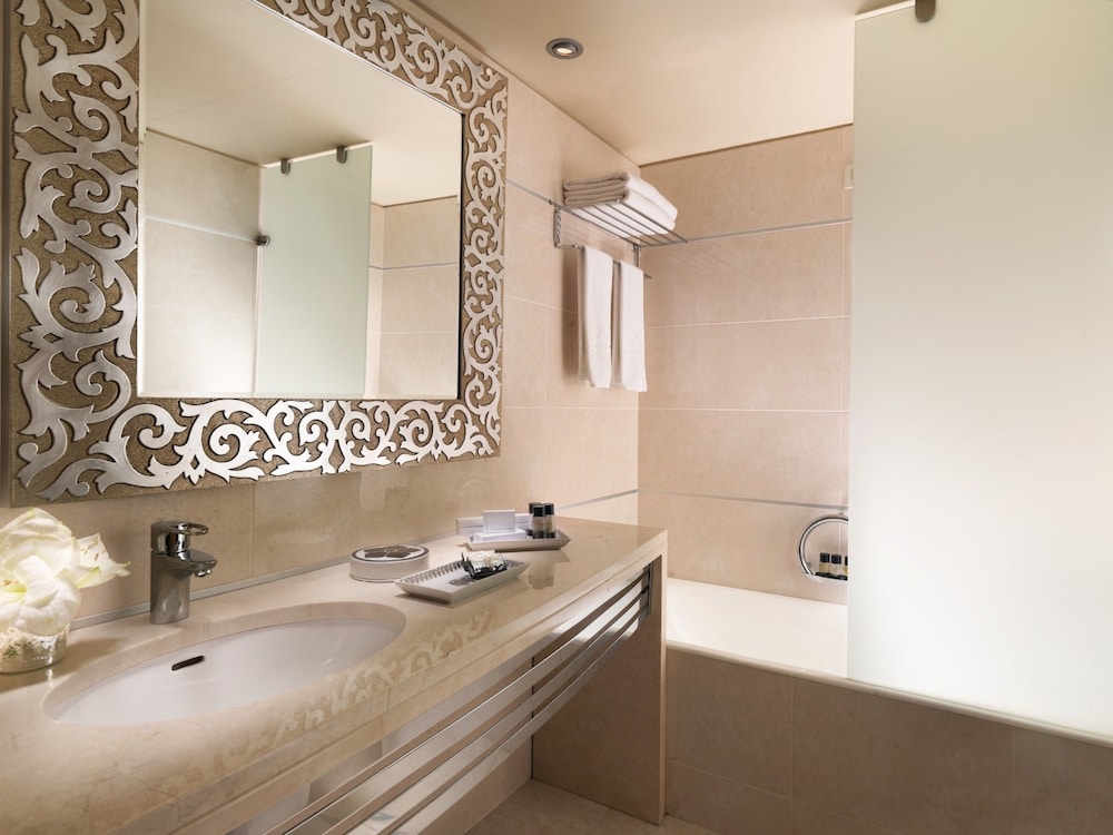 Divani Escape - Adults Only 18/67