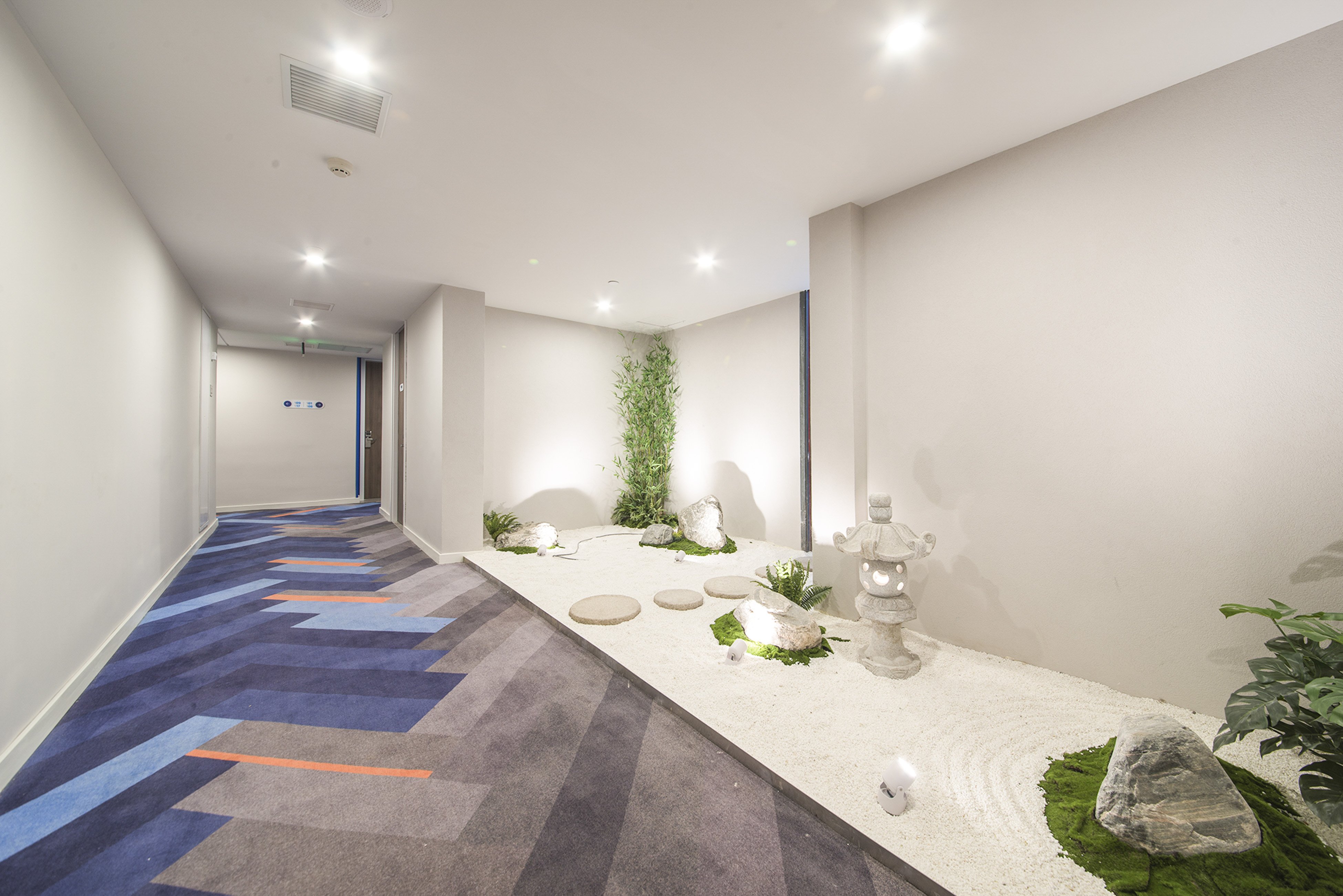 Holiday Inn Express Shanghai Xuhui Binjiang 7/11