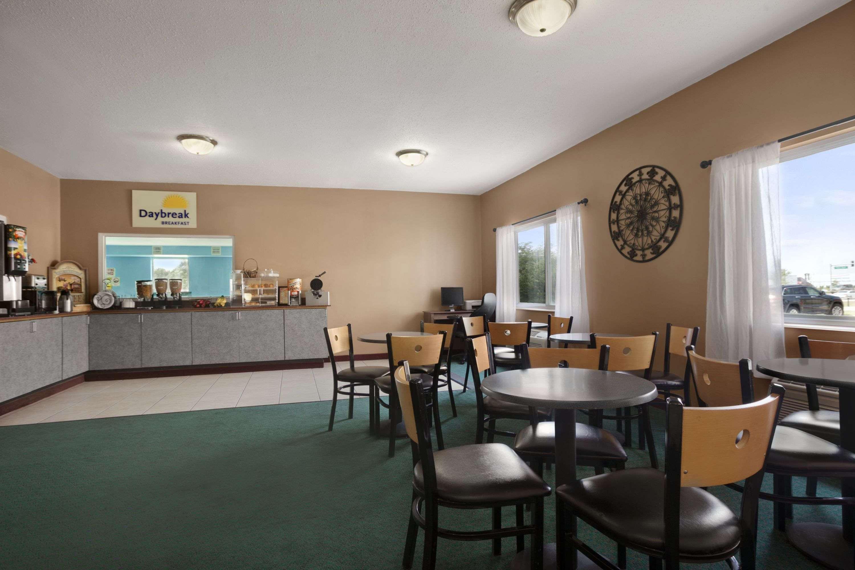 Days Inn & Suites By Wyndham Romeoville 22/26