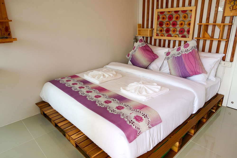 Baan Urt Suratthani Airport Hotel 21/66