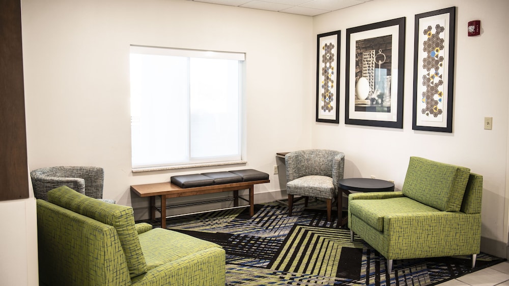 Holiday Inn Express Hotel And Suites Sedalia 52/60