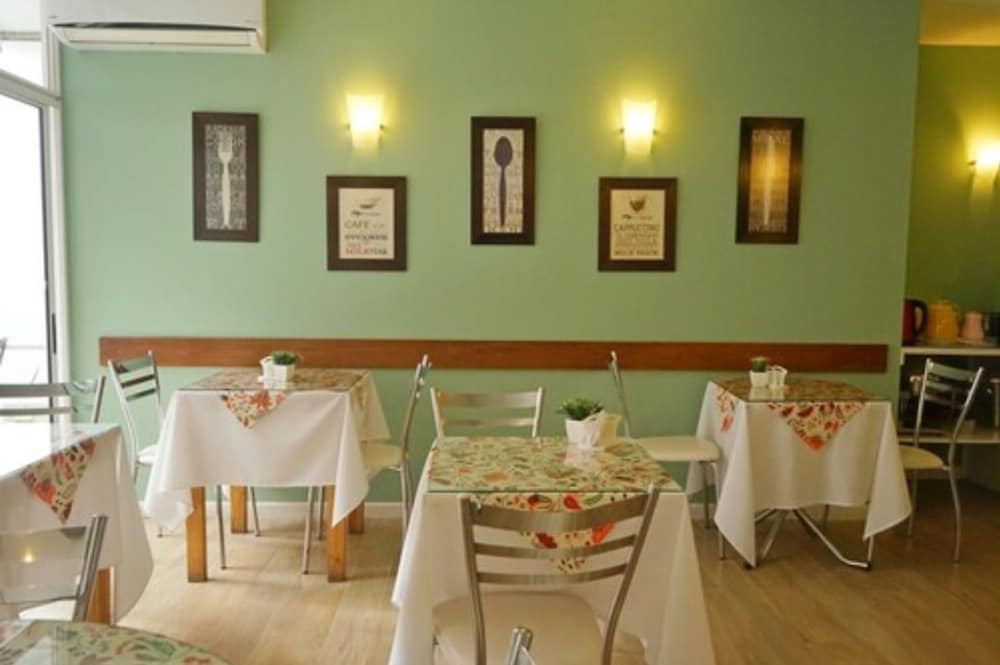 De La Plaza Hotel 46/54