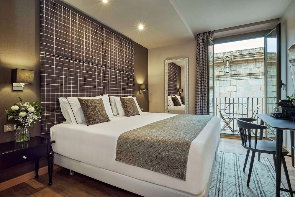 SUPERIOR, DOUBLE OR TWIN BED
