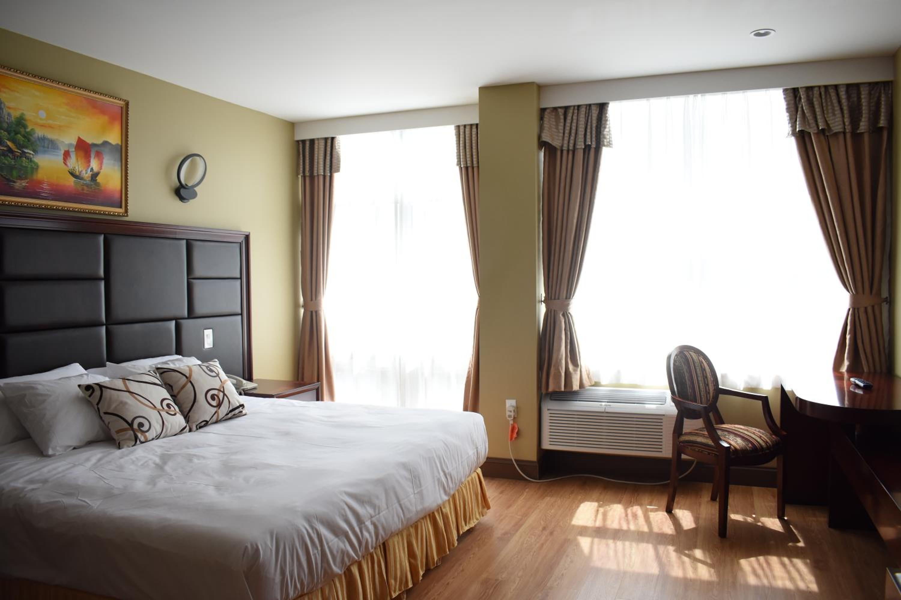 غرفة بسرير كينج، Queens Hotel 4/7