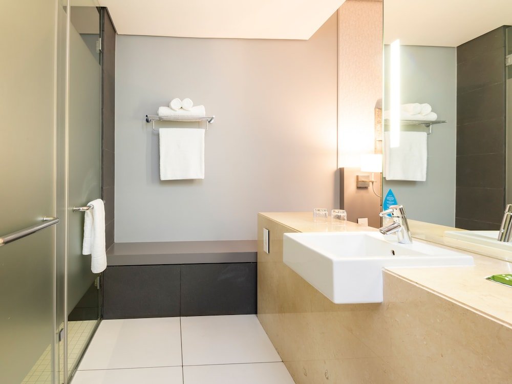 aha Gateway Hotel 32/34
