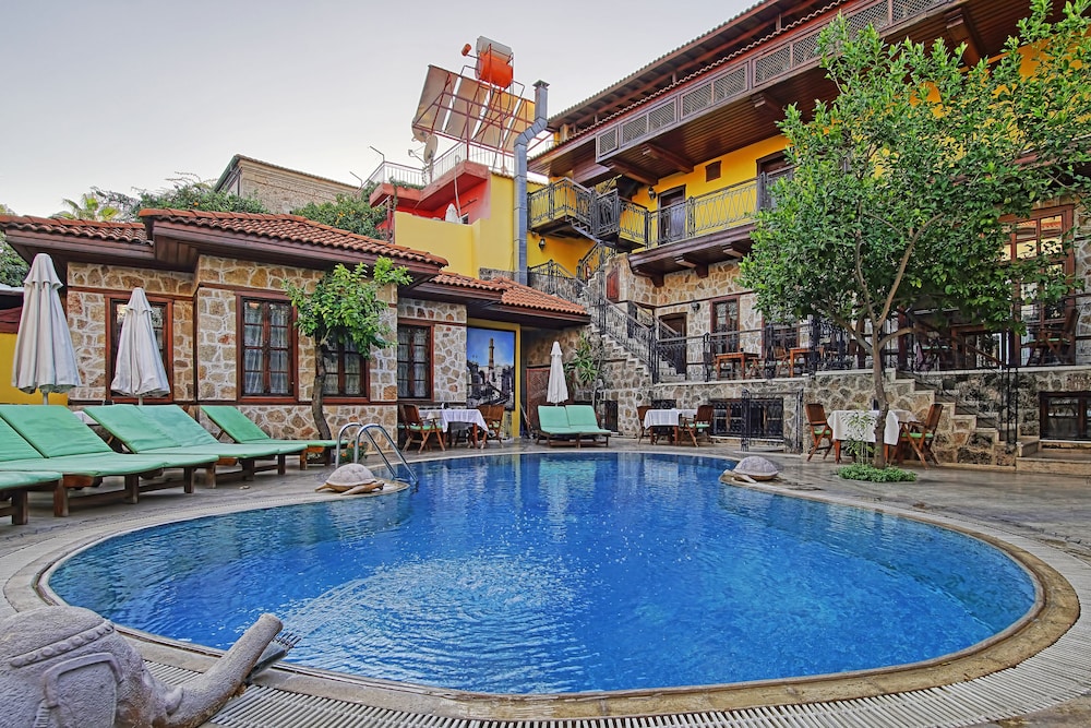 La Paloma Hotel 40/50