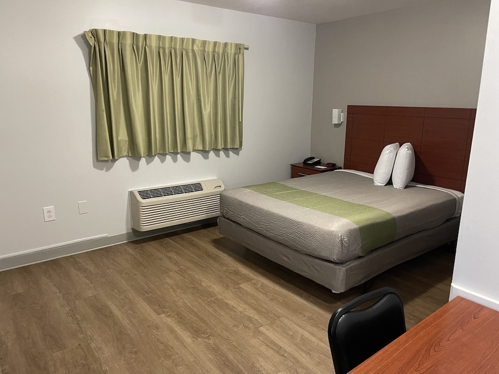 DELUXE, QUEEN BED, KITCHENETTE