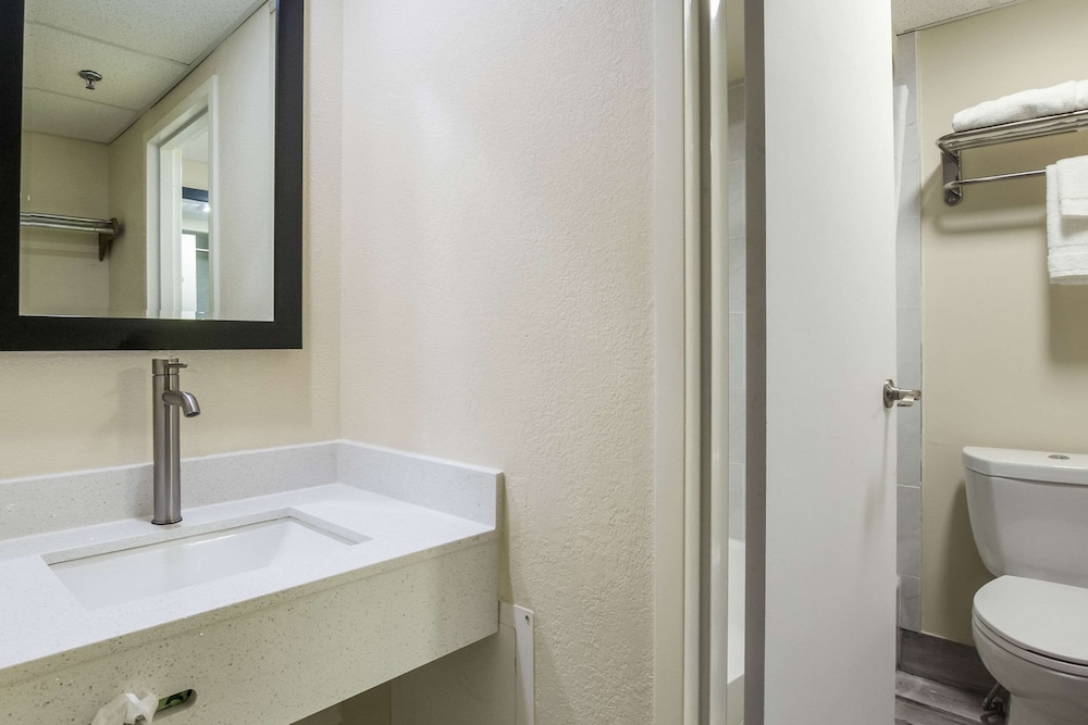 Quality Inn Grayville, IL 8/35