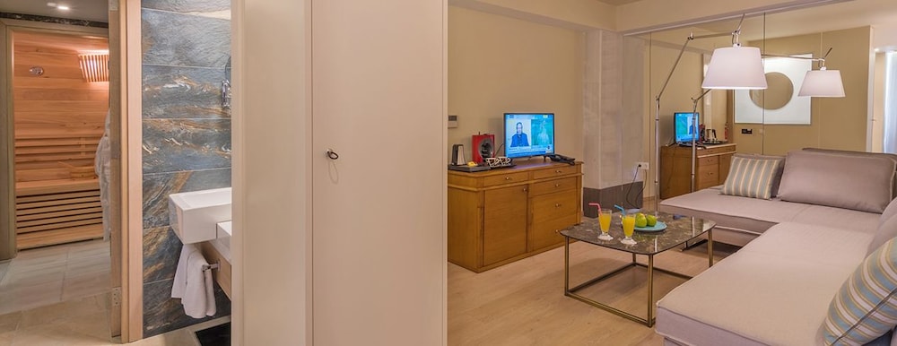 Swell Boutique Hotel 34/38