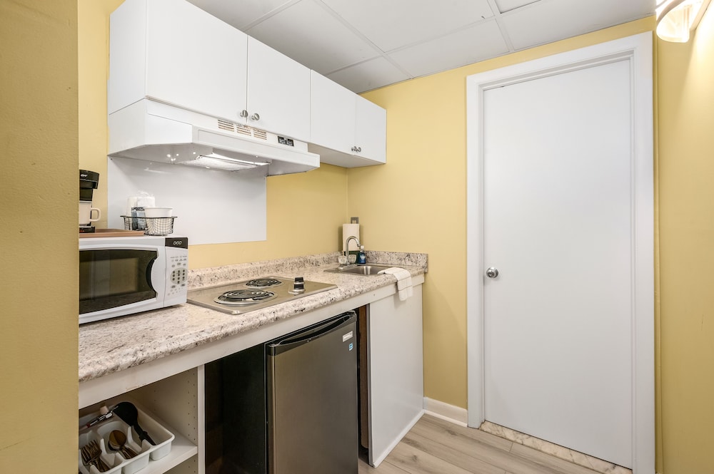 Cayman Suites Hotel 72/80
