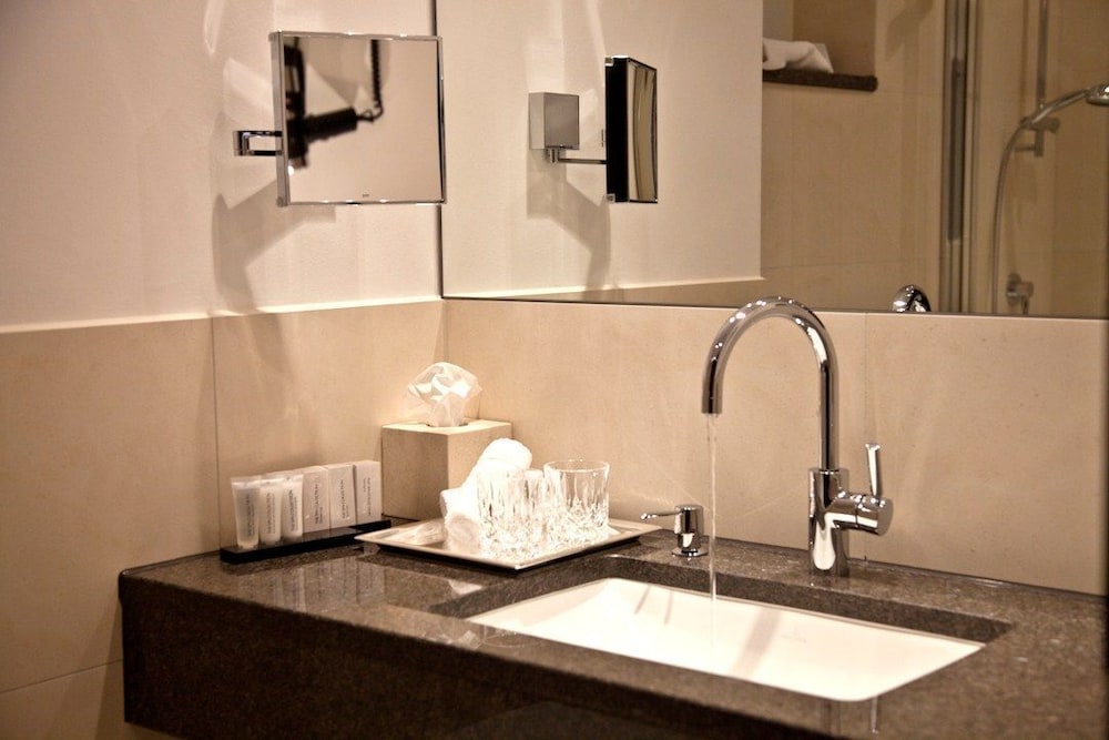غرفة مفردة، Hotel Favor 2/4