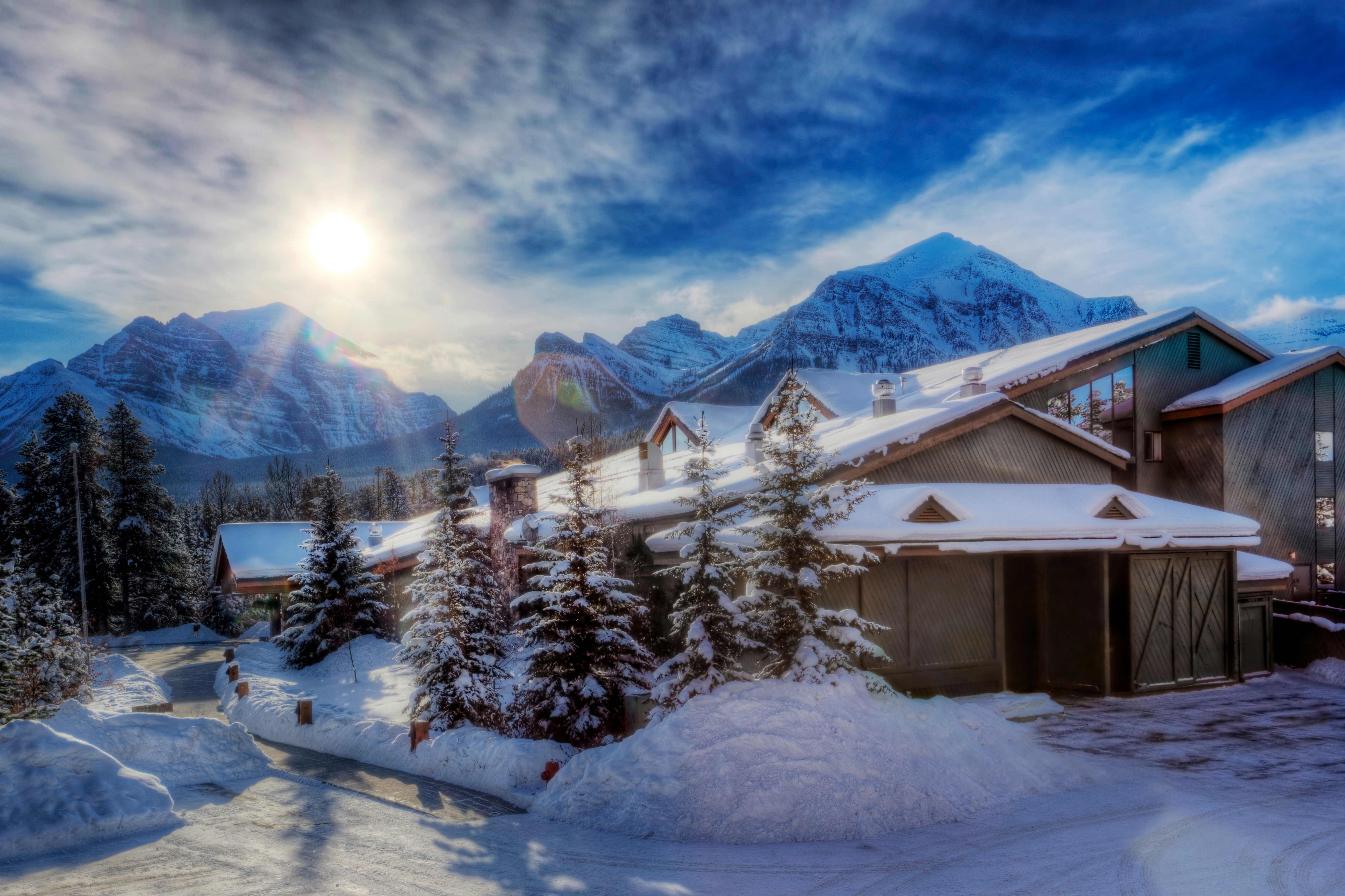Lake Louise Inn 70/72