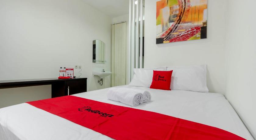 Reddoorz Plus Pasar Baru 10/43