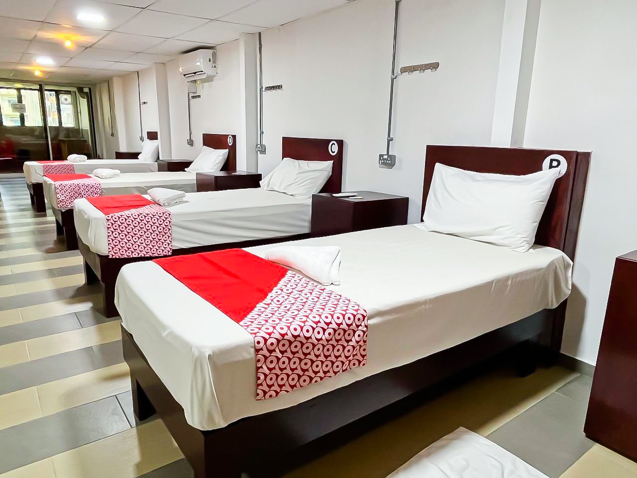 Super OYO 90572 J Hotel Masjid India 16/39
