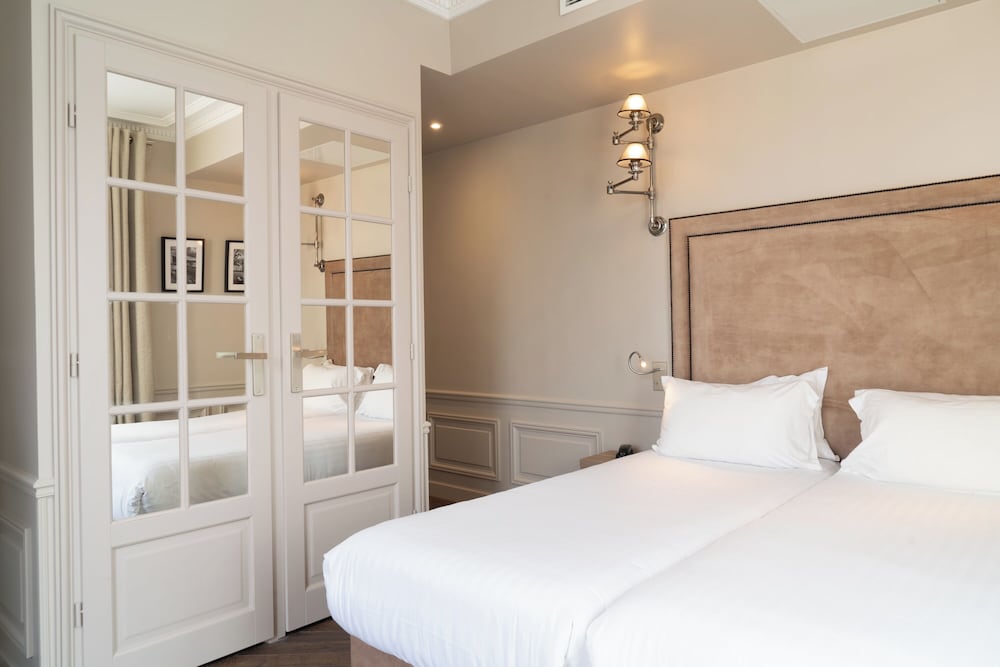 DELUXE, DOUBLE OR TWIN BED