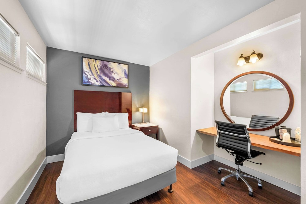 Efficiency, Suite, 1 Double and 2 Queen Beds