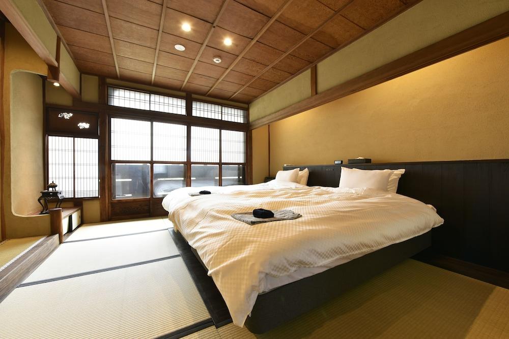 Town House, Single Bed
