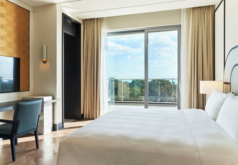 Hill, Prestige, Suite, 1 King and 2 Queen Beds, Ocean View