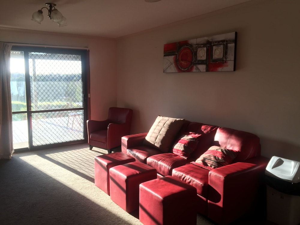 WARRAGUL VIEWS MOTOR INN 41/65