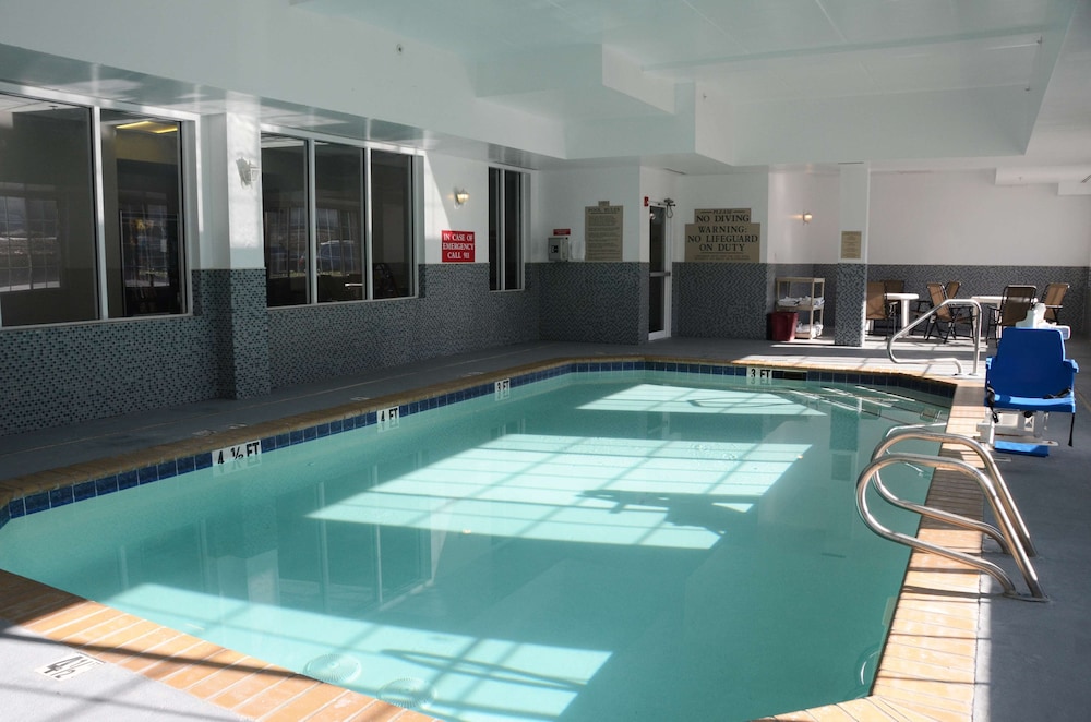 Country Inn & Suites by Radisson, Buford at Mall of Georgia, GA 3/51