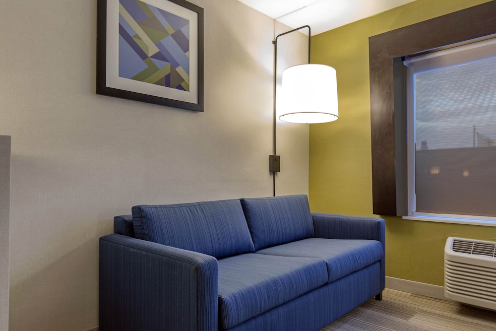 Holiday Inn Express and Suites Chicago West St Charles an IHG Hotel 43/72