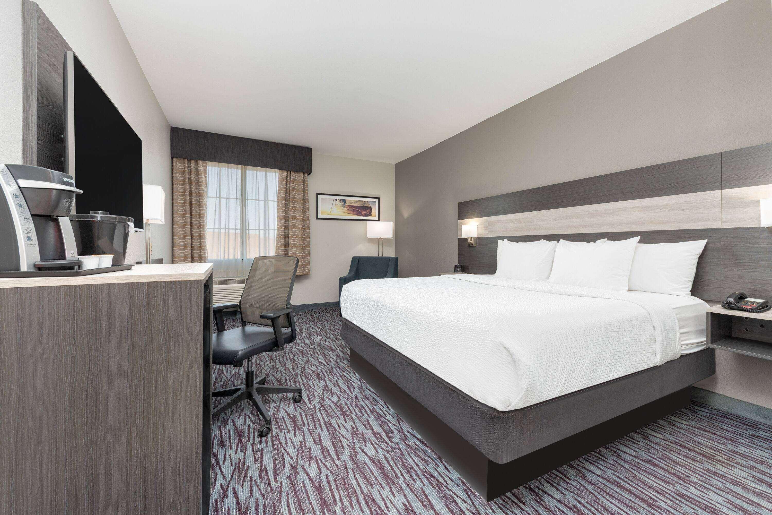Room, King Bed, City or Park View