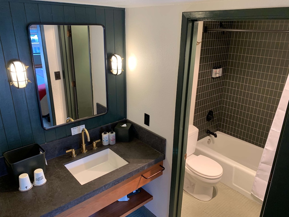 Station House Inn South Lake Tahoe 69/71