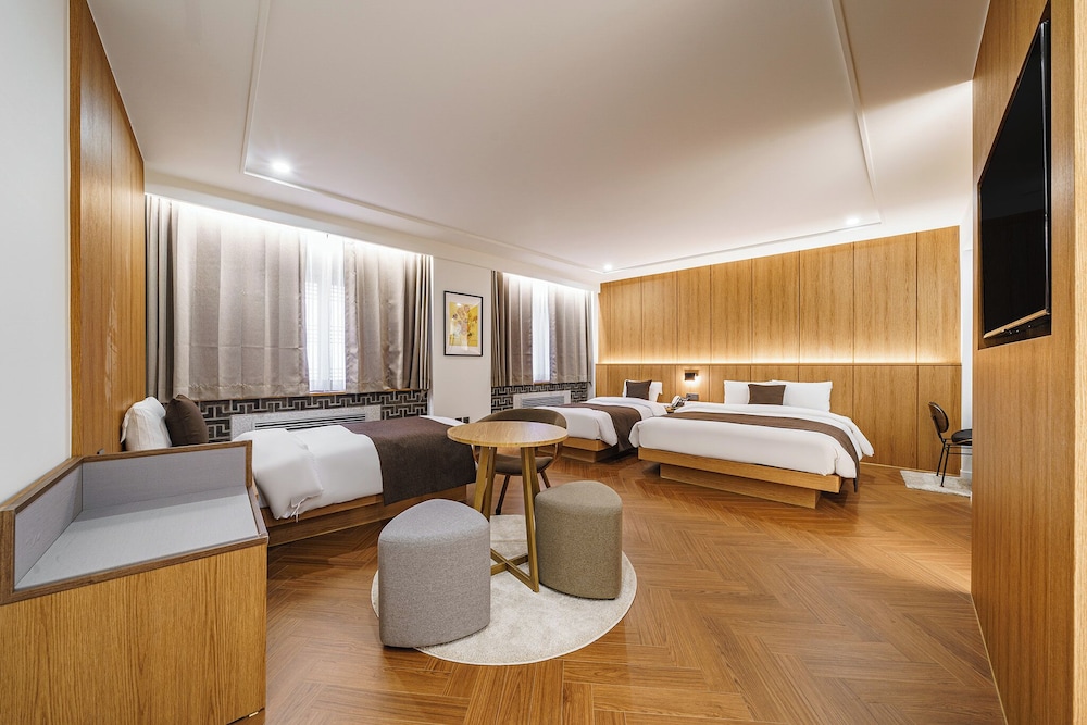 PREMIER, TRIPLE, MULTIPLE BEDS, CITY VIEW